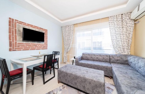 Konyaalti Apartment | Business-Friendly Flat Close to Beach in Konyaalti
