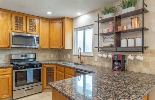 Lakeview House | Business in Front and Fun in the Back! Pets too!