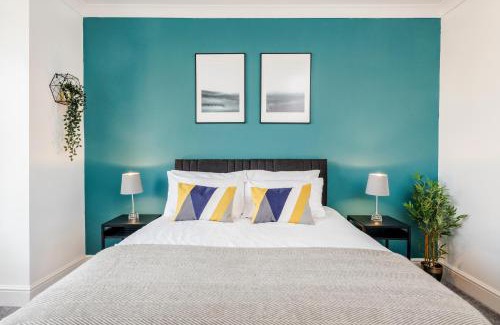 Cranbrook Apartment | Business & Leisure 2 BR & Parking by Damask Homes