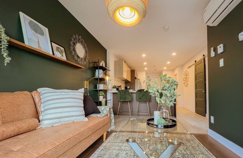 Cote-Des-Neiges—Notre-Dame-De-Grace House | Business *Private Office*Gym*1 Gbps WIFI*Parking