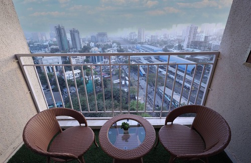 Goregaon West Apartment | Business Stay Done Right: Cozy 2 BHK in Goregaon