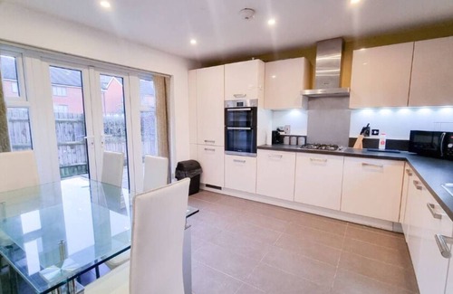 Reading House | Business Stays In RG2 - Sleeps Up to 12!