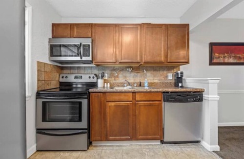 Lake St Louis Condo | Business-Traveler Friendly 2-bedroom condo in fantastic Lake Saint Louis