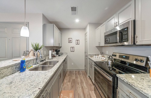 Sherwood Park Apartment | Business Traveler+ Gate 9 3 minsSpace Camp 3 mins. UAH Campus 5 minutes-Shopping