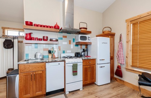 Sweetwater House | Butch’s HideOut - A Cozy Retreat For Two