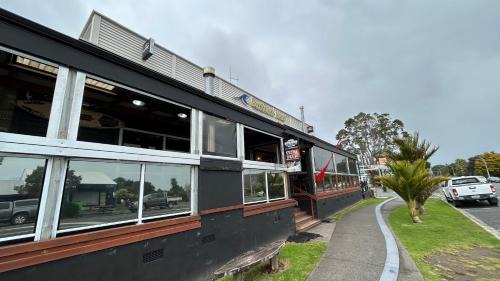 Oakura Hotel | Butlers Reef Accommodation
