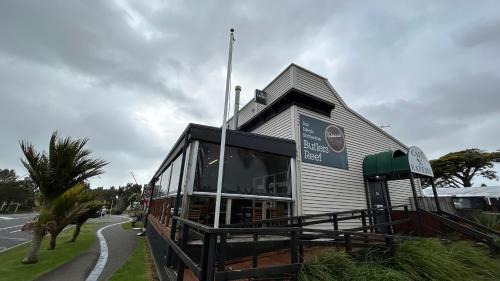 Oakura Hotel | Butlers Reef Accommodation