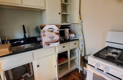 Guthrie House | Buttercup Cottage downtown area/WI-FI/PETS