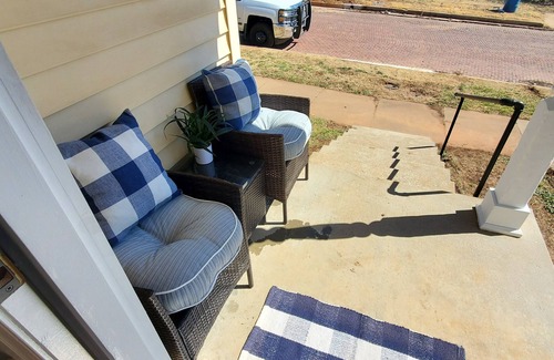 Guthrie House | Buttercup Cottage downtown area/WI-FI/PETS