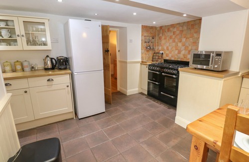 Great Longstone Cottage | BUTTERCUP COTTAGE, pet friendly, with open fire in Great Longstone