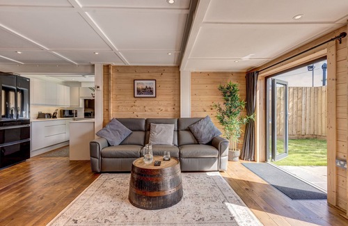 Wallingford Cabin | Buttercup Lodge | The Ridgeway Holiday Let | 2 Beds & Sleeps 4