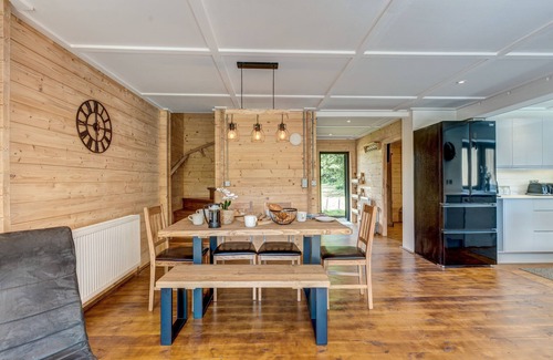 Wallingford Cabin | Buttercup Lodge | The Ridgeway Holiday Let | 2 Beds & Sleeps 4