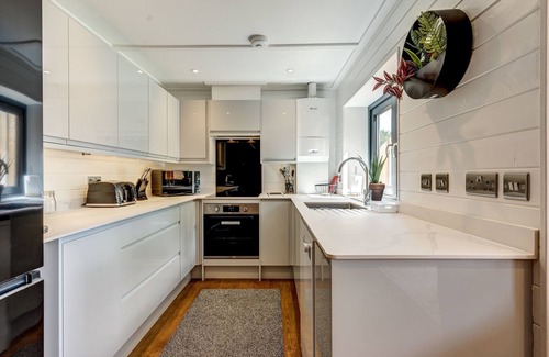 Wallingford Cabin | Buttercup Lodge | The Ridgeway Holiday Let | 2 Beds & Sleeps 4