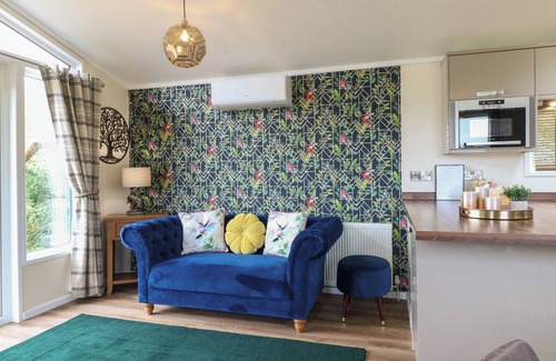 Swadlincote Cottage | BUTTERCUP, with hot tub in Donisthorpe