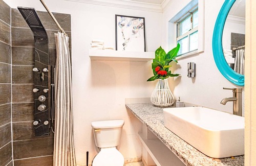 Gambier Apartment | Butterfly Cottage at Viking Hill Resort with Pool