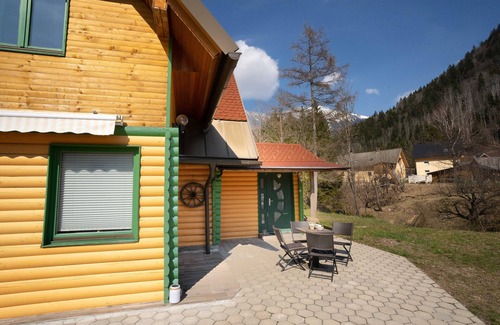 Trzic House | Butterfly Cottage By The Creek