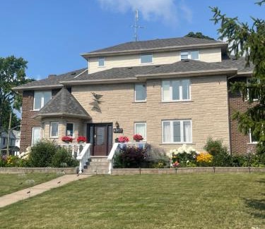 Niagara Falls Bed & Breakfast | Butterfly Manor