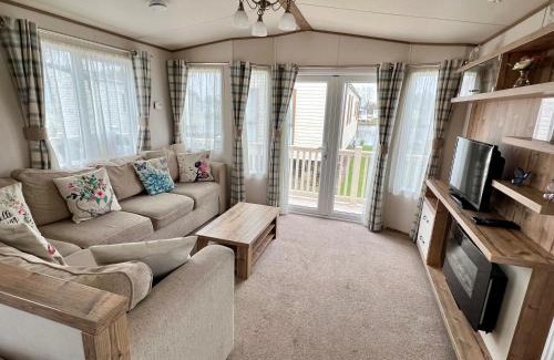 South Cerney Ski Chalet | Butterfly Retreat - Dog Friendly