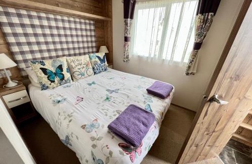 South Cerney Ski Chalet | Butterfly Retreat - Dog Friendly