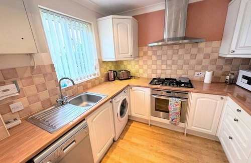 Willesborough House | Butterside House - Spacious Retreat with Hot Tub