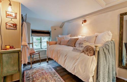 Shaftesbury House | Button Cottage - Gold Hill