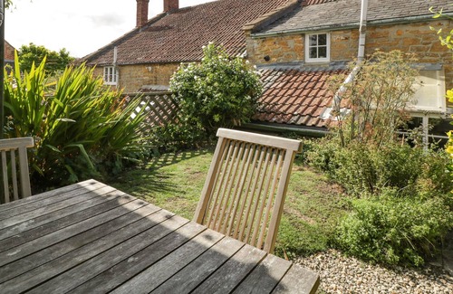 Brympton Cottage | BUTTON COTTAGE, pet friendly, character holiday cottage in Tintinhull
