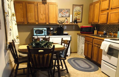 Batesville Apartment | Button's Apartment-Cozy vintage-style 2-bedroom place in historic Batesville