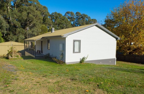 Buxton House | BUXTON BEAUTY - Central location, river views
