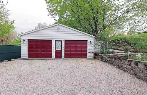 Ste Genevieve House | Buy 2 weekend nights and get one free except Holidays..