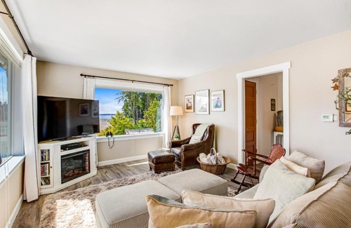 Grapeview House | Buzz & Christa's Beach House
