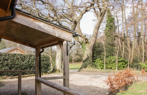 Felton Cottage | BUZZARD LODGE, character holiday cottage, with hot tub in Kinnerley
