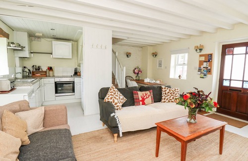 Llandeilo Cottage | BUZZARDS WATCH, pet friendly, character holiday cottage in Llandeilo