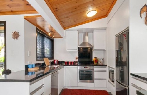 Orewa House | Buzzing restaurant Orewa Village and Orewa Beach a quick walk. Pet friendly.