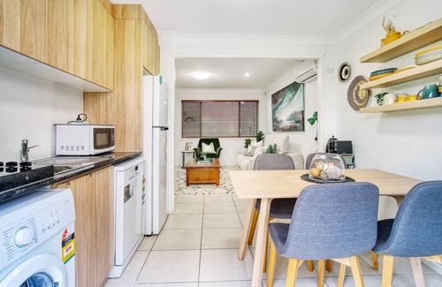 Surfers Paradise Apartment | Buzzing Surfers Vibrant Indoor outdoor Lifestyle