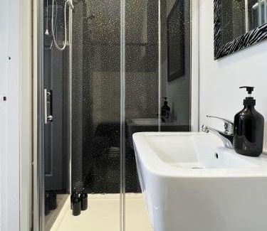 Huddersfield Apartment | BV Royal Comfy Studio Seven Suite Queensgate Huddersfield