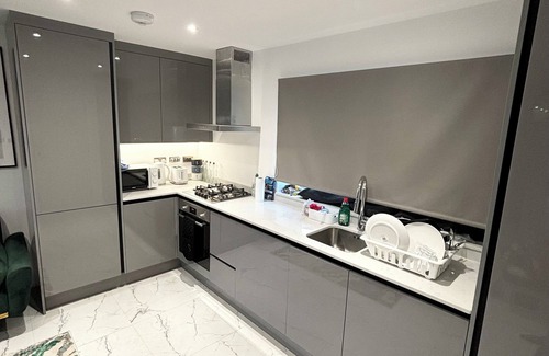 Slough House | Bvlgaria house - Private parking