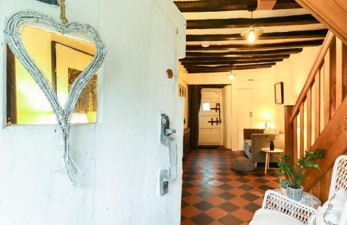 Llanfair House | Bwthyn Canol