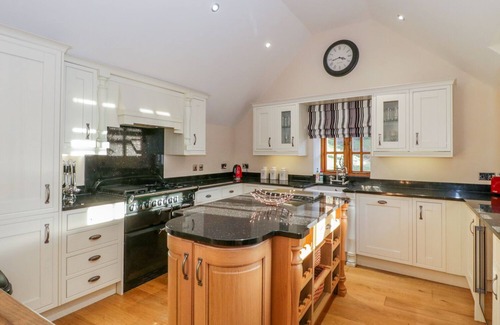 Penmaenmawr Cottage | BWTHYN CARREGWEN, pet friendly, with open fire in Dwygyfylchi