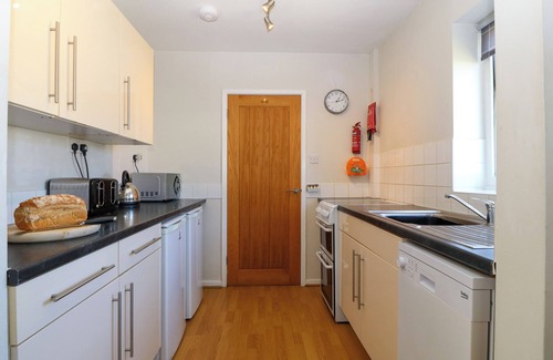 Edern House | BWTHYN GWYN BACH, pet friendly, with open fire in Morfa Nefyn