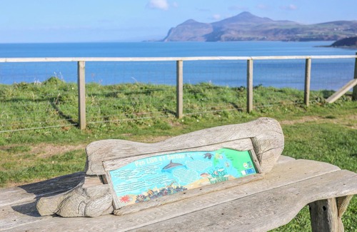 Edern House | BWTHYN GWYN BACH, pet friendly, with open fire in Morfa Nefyn