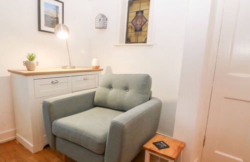 Malltraeth Cottage | BWTHYN TAID A NAIN, pet friendly, with hot tub in Newborough