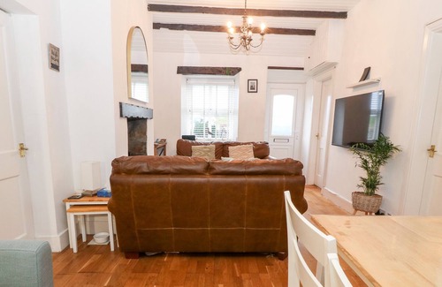 Malltraeth Cottage | BWTHYN TAID A NAIN, pet friendly, with hot tub in Newborough