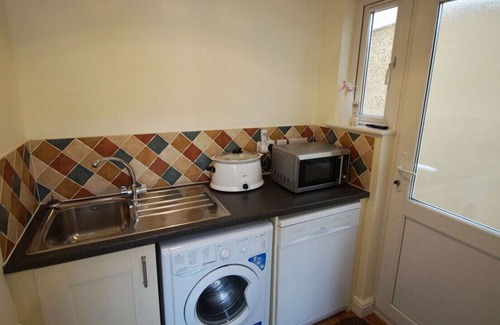 Ammanford House | Bwthyn y Gors - Three Bedroom House, Sleeps 5