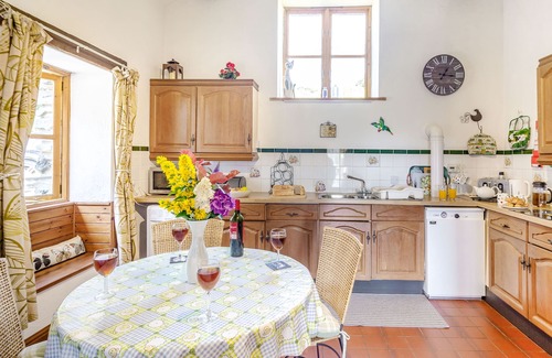 Beddgelert Cottage | BWYTHYN Y WENNOL, pet friendly, with a garden in Beddgelert