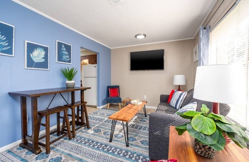 Pineville Apartment | By Downtown | WFH👩‍💻 | 55" TV |King 🛏 | Free🅿️ |Pets✅