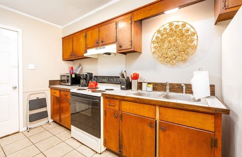 Pineville Apartment | By Downtown | WFH👩‍💻 | 55" TV |King 🛏 | Free🅿️ |Pets✅