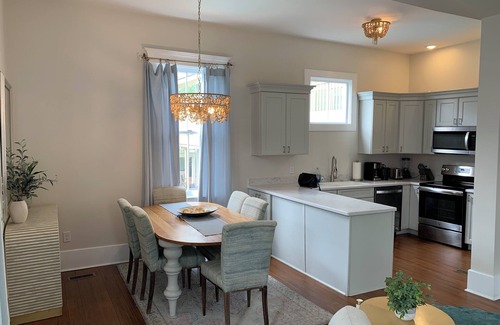 Metropolitan Apartment | By Forsyth Park, W/King Bed +New Bath & Kitchen!