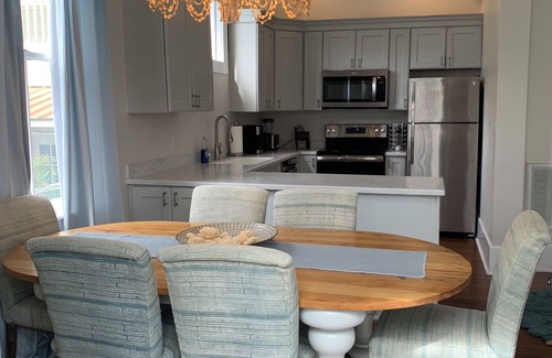 Metropolitan Apartment | By Forsyth Park, W/King Bed +New Bath & Kitchen!