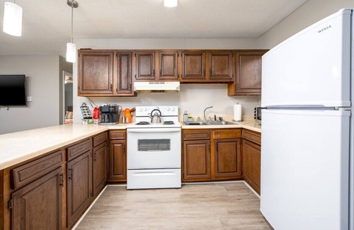 Pineville Apartment | By Hospitals 🏥 & Downtown 🌆 | 3TVs| King 🛏