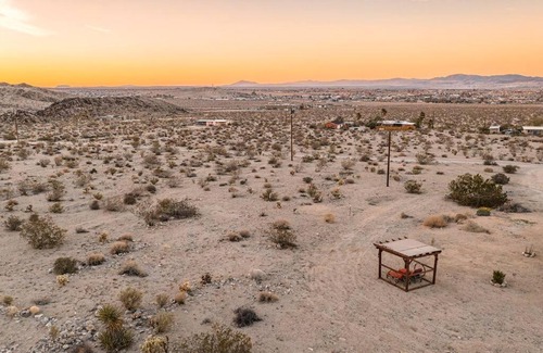 Twentynine Palms House | By Park Entrance, Hot Tub, Stars, Private ܍ WKNDR
